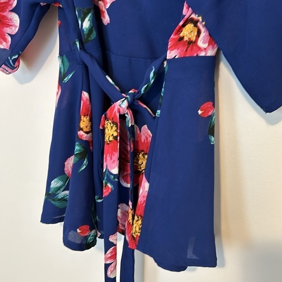 GibsonLook Blue Floral Mindy Wrap Blouse, Medium - Picture 5 of 10